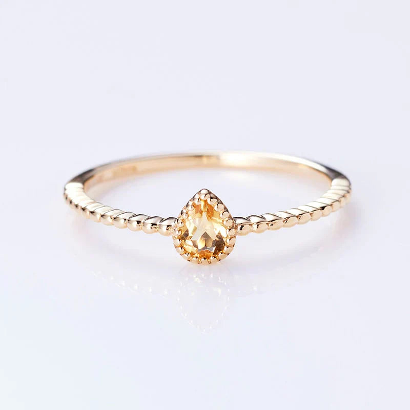 11月の誕生石・シトリンで楽しむ重ね付けとジュエリーコーデ｜手元に“幸運の光”を添えて