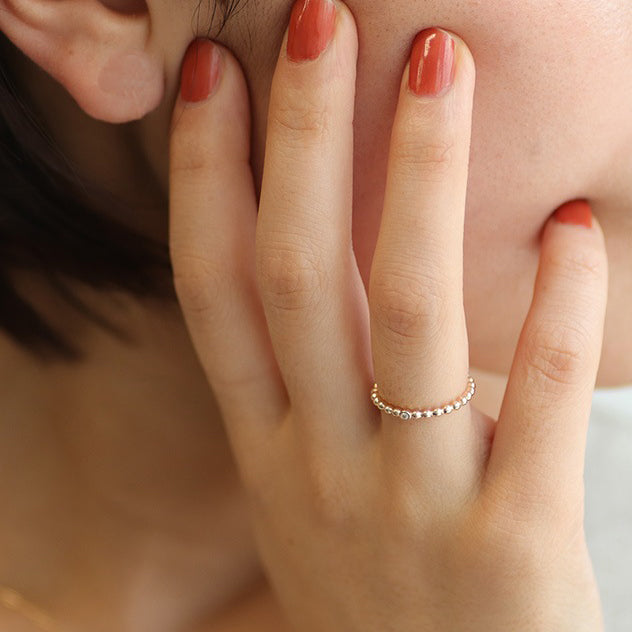 仕事中も邪魔にならないリング重ね付け。日常使いの上品バランス