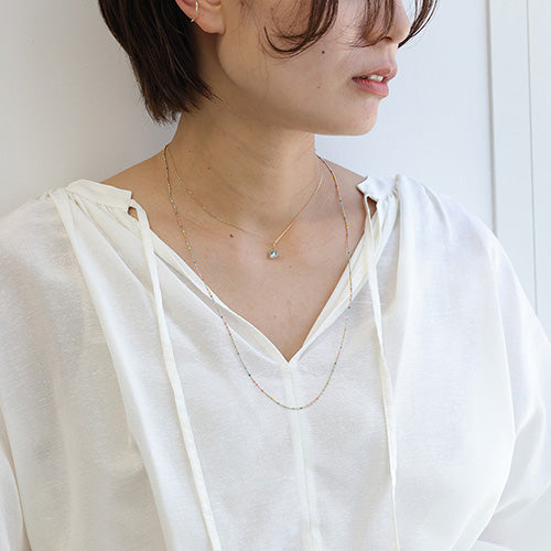 ブルーをアクセントにしたコーディネート