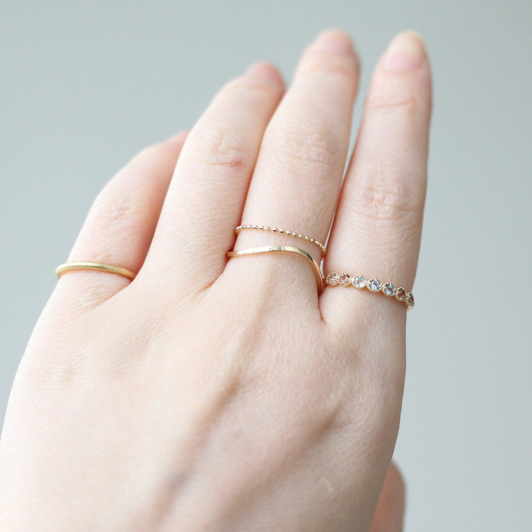 一足先に、手元に春を取り入れたコーディネート