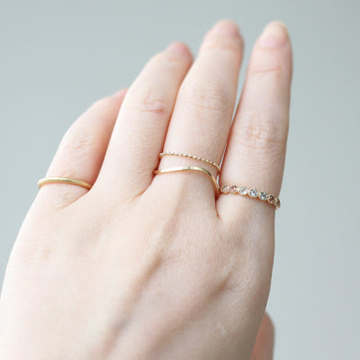 一足先に、手元に春を取り入れたコーディネート