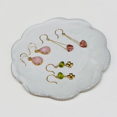 色とりどりのピアスを楽しむ