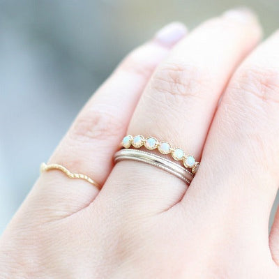 結婚指輪と重ね付けを楽しむリング
