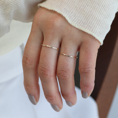 軽やかに纏う、春のミニマルリングコーデ