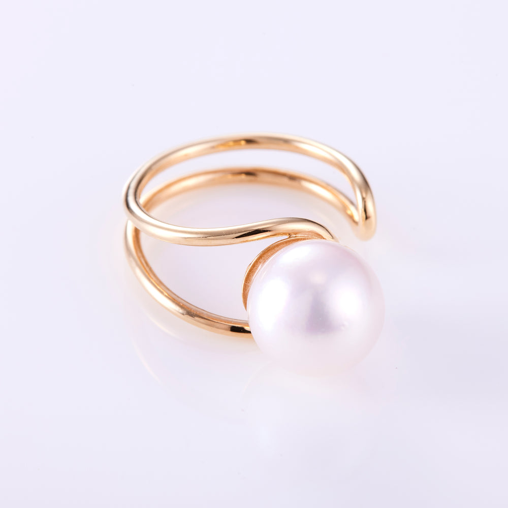 K10YG ear cuff with one Akoya pearl