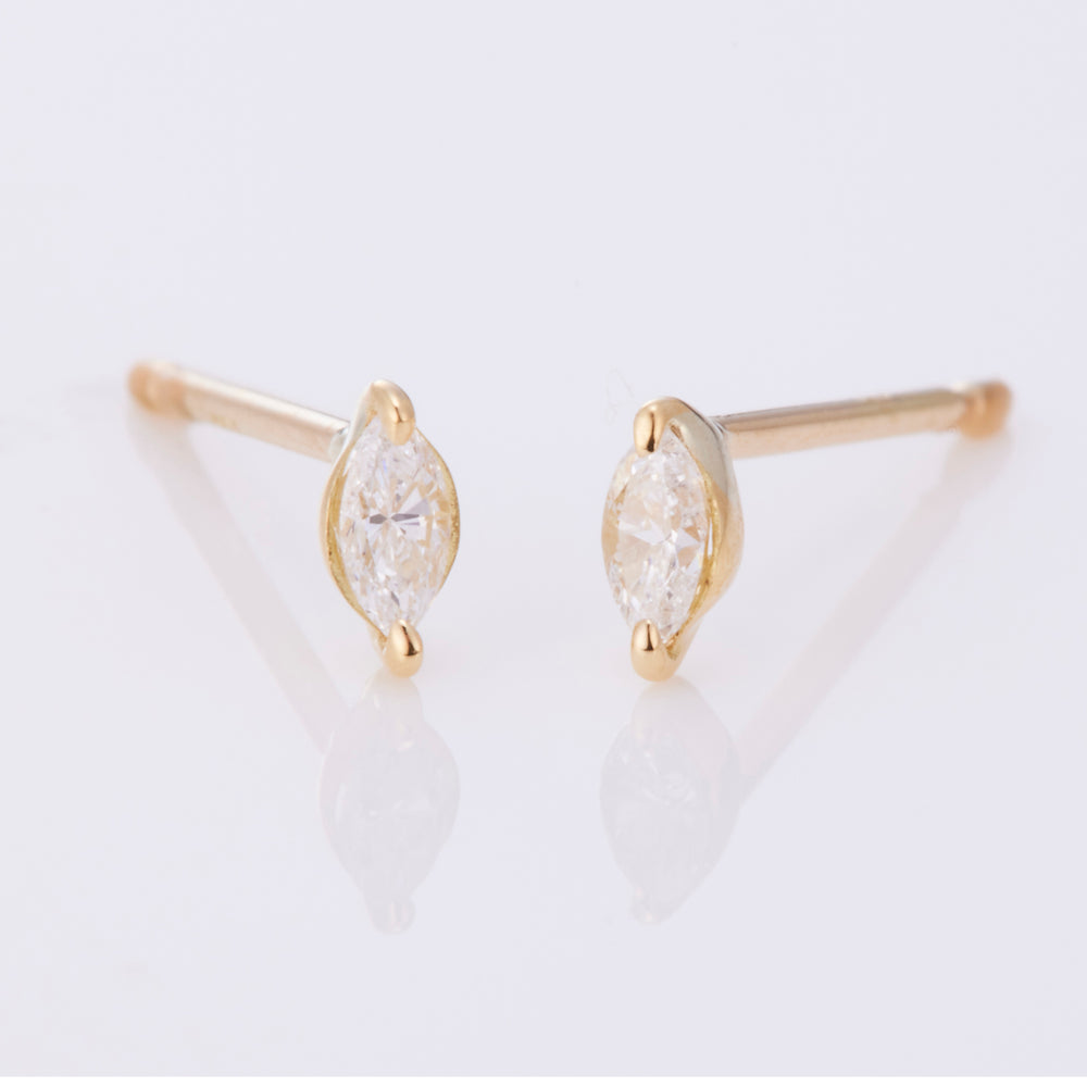 K18YG マーキス ダイヤ ポストピアス（0.14ct）