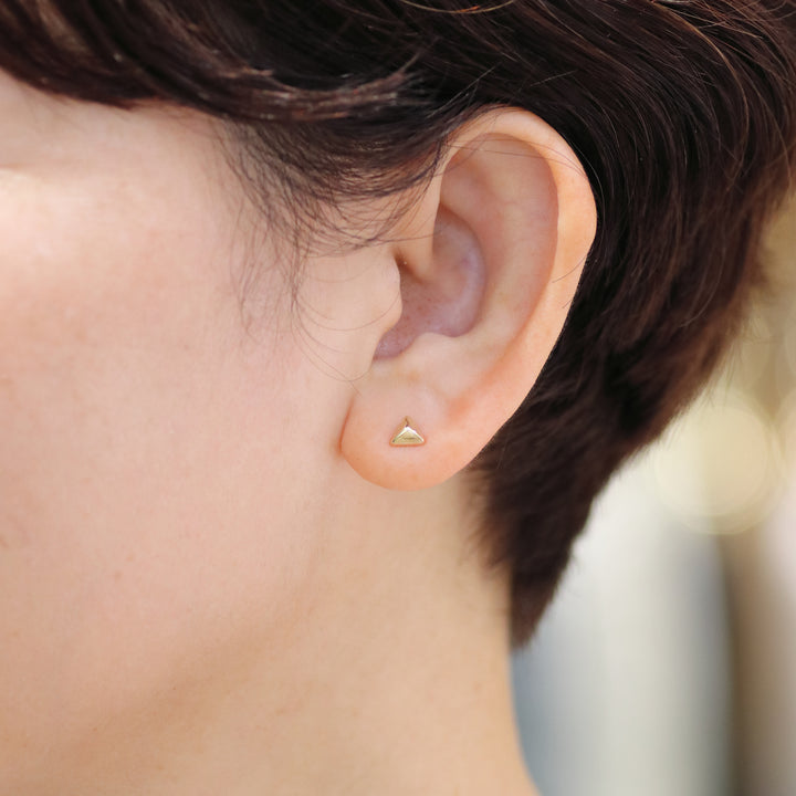 K10YG トライアングル ポスト ピアス 5mm