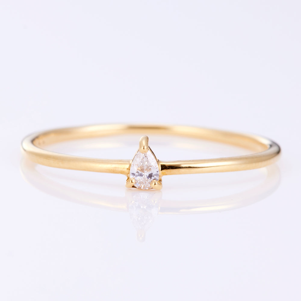K18YG pear-shaped diamond ring